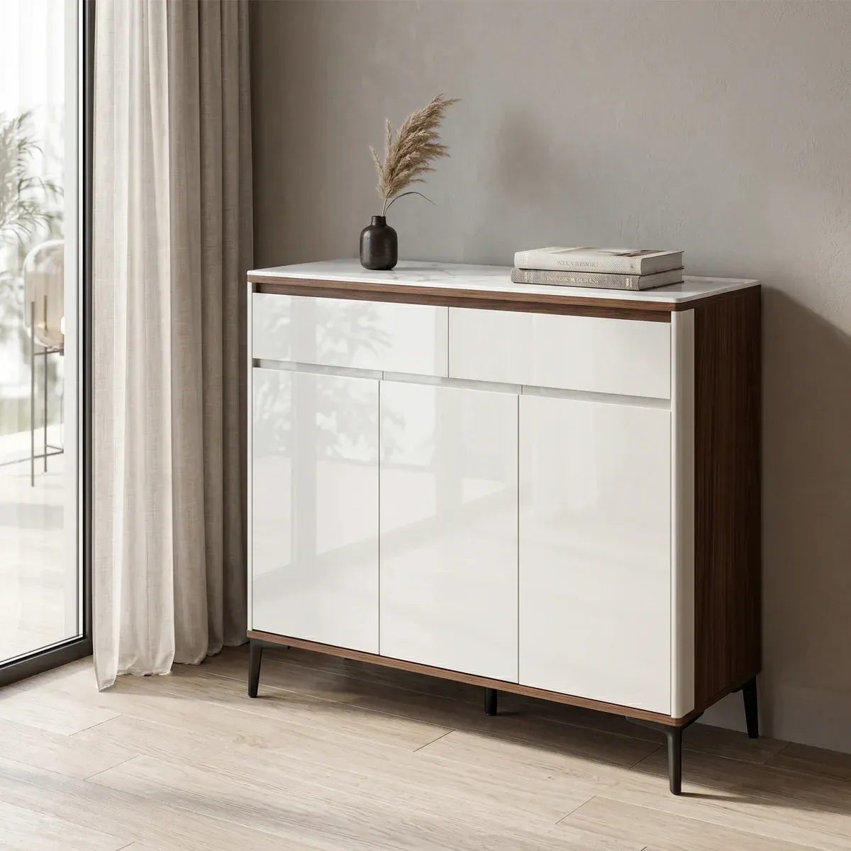 Kabinet kasut TD Furniture Drake berpintu putih dengan bingkai kayu dalam ruang yang terang