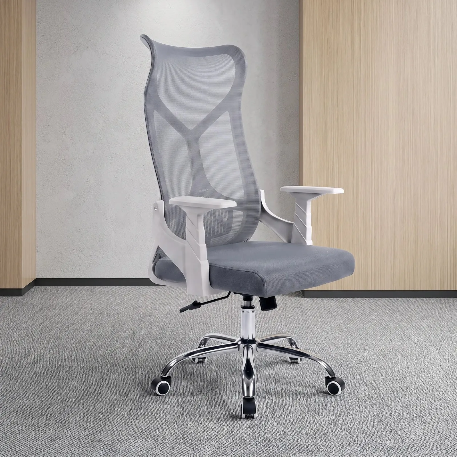 Kerusi pejabat ergonomik Kira dengan belakang mesh kelabu dan tapak lima bintang beroda, dari TD Furniture Malaysia