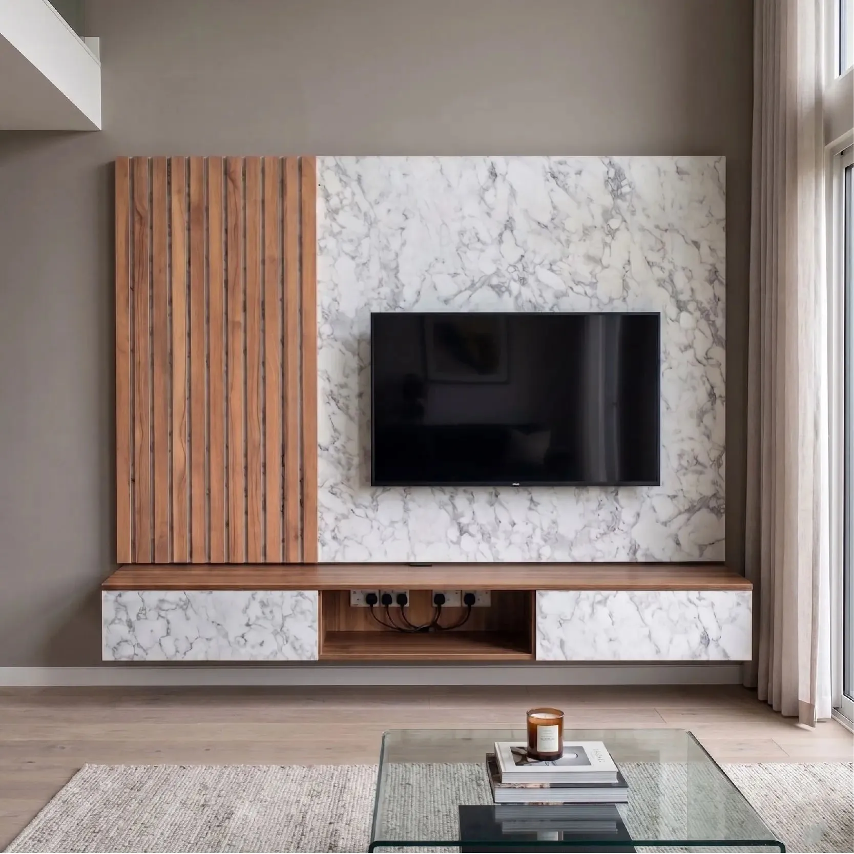 入墙式电视背景墙配大理石纹面板、木格栅与悬浮走廊柜 — TD Furniture 马来西亚