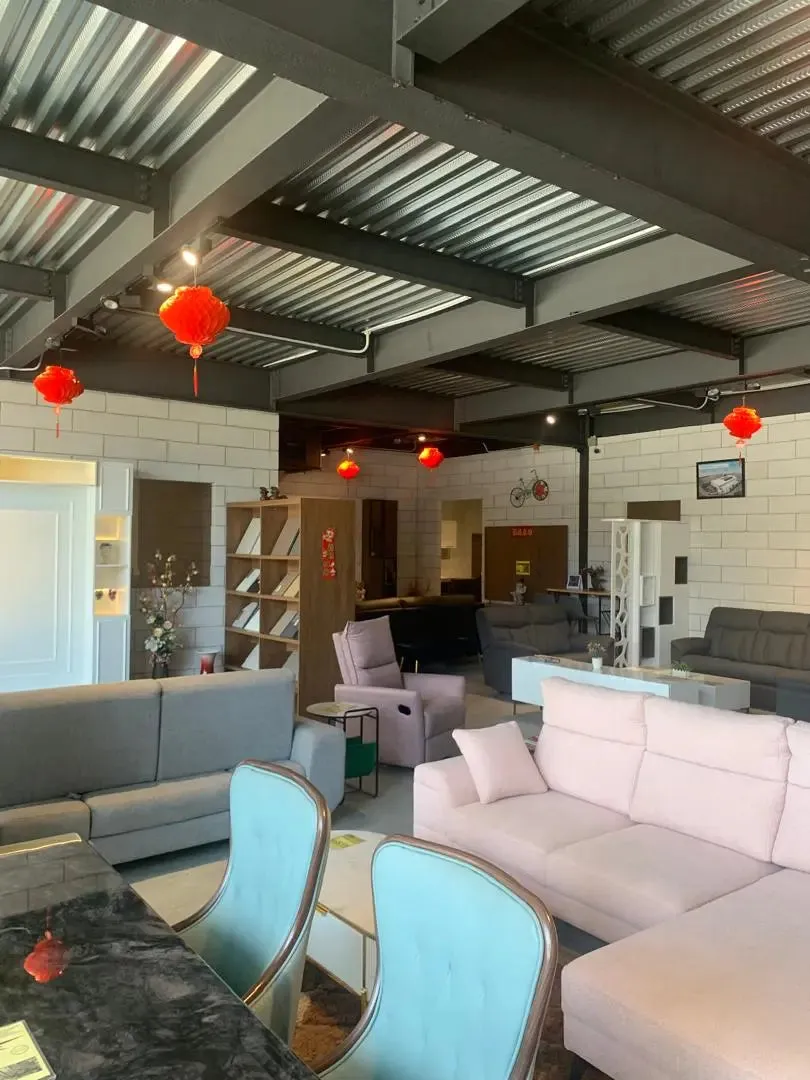 灰白色家具、红色灯笼与高挑天花板的现代客厅 — TD Furniture