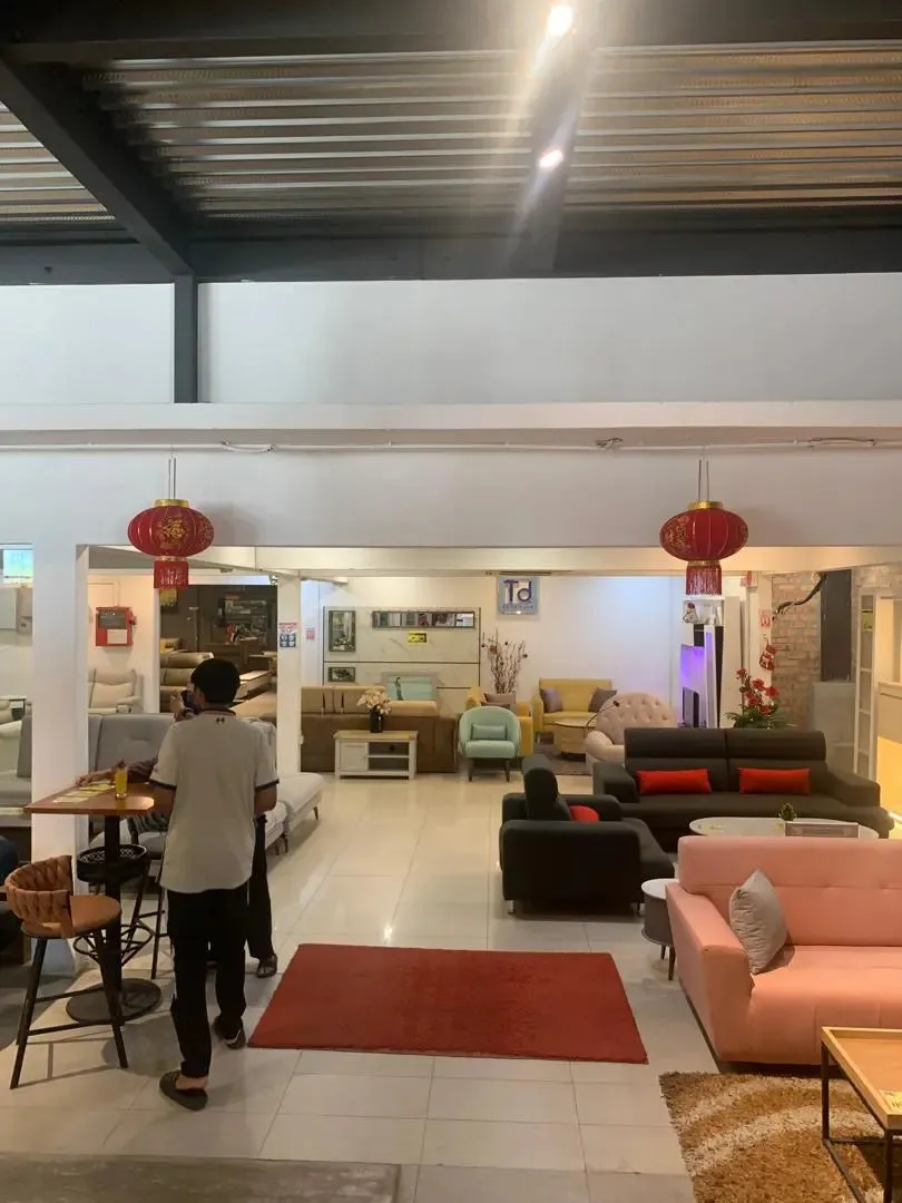 家具展厅内陈列各式沙发与装饰品。
