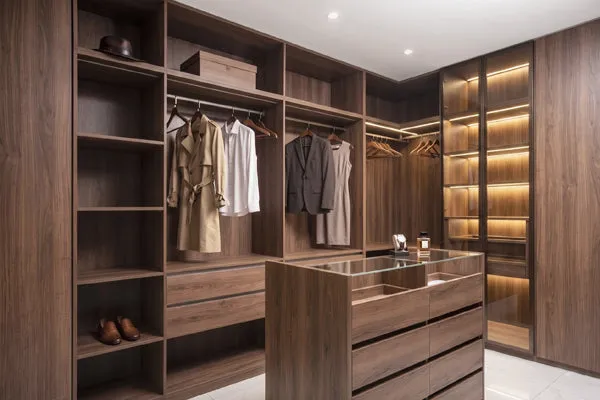胡桃木饰面步入式衣帽间 — TD Furniture 马来西亚
